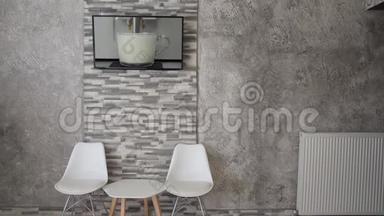 电视设置在墙上，有一个制作咖啡的过程